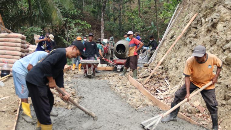 Sunarto dan Warga Kompak Ratakan Adukan TMMD Reguler ke-129