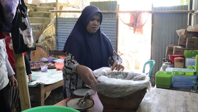 Dari Dapur Sederhana Bu Sartini Semangat Satgas TMMD Terus Menyala
