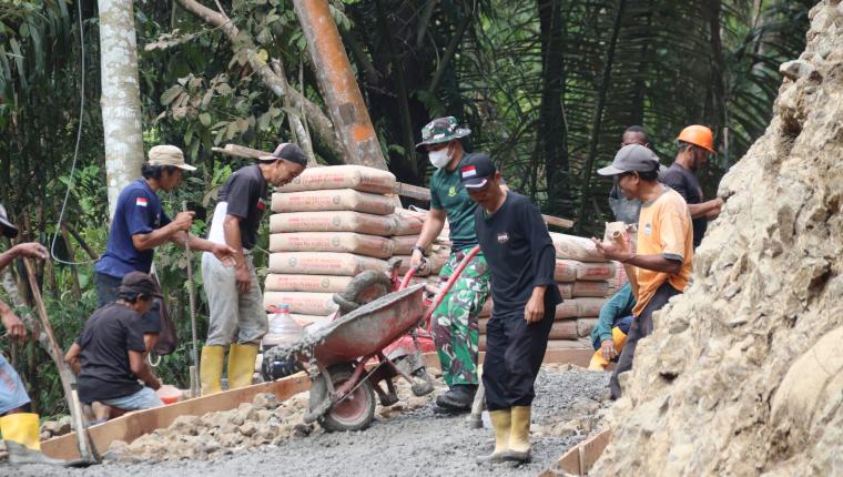 Pratu Agung Tak Kenal Lelah Angkong Terus Melaju Demi Rampungnya Jalan TMMD