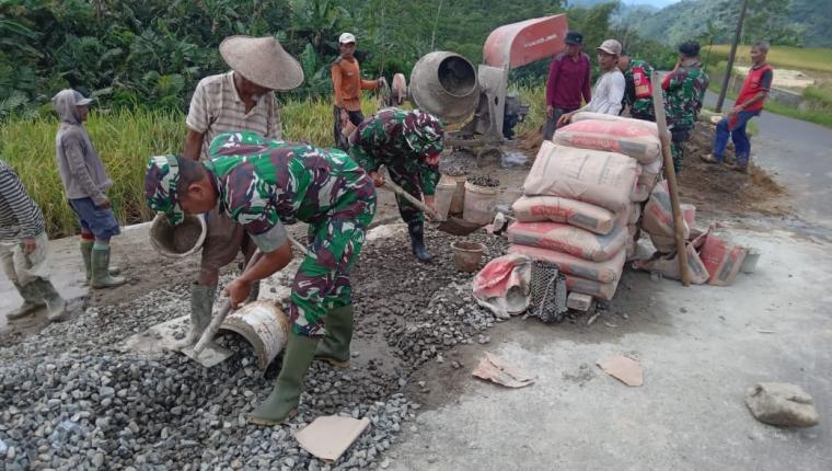 Danramil 06 Kalibening Bersama Warga Bangun Pondasi Jalan Usaha Tani