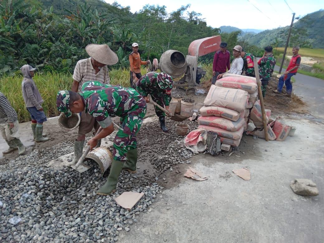 Danramil 06 Kalibening Bersama Warga Bangun Pondasi Jalan Usaha Tani