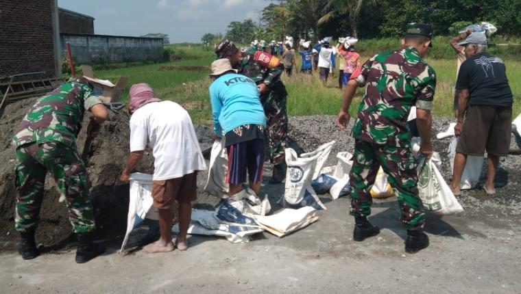 Koramil 15 Rakit dan Kelompok Tani Perbaiki Saluran Irigasi Demi Tanam Padi Serentak
