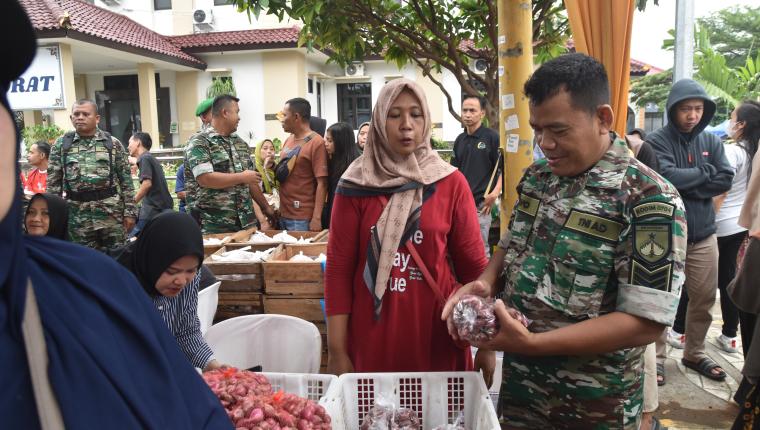 Danramil 02 Klampok dan Babinsa Dukung Ketahanan Pangan melalui Pembuatan Saluran Irigasi
