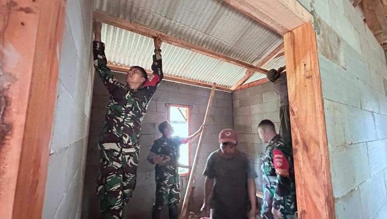 Koramil 18 Pagentan dan Warga Gotong Royong Bangun Rumah Tidak Layak Huni