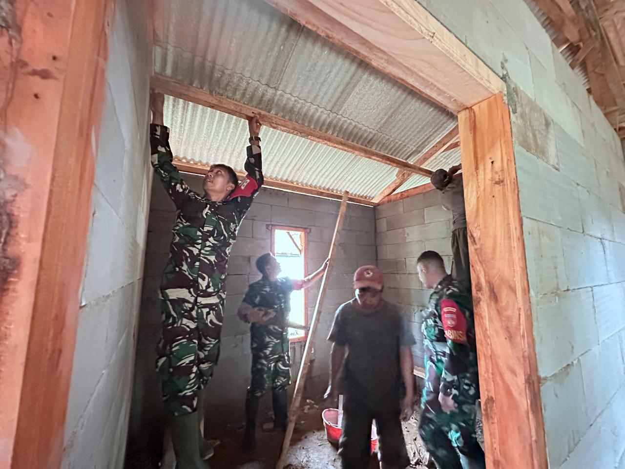 Koramil 18 Pagentan dan Warga Gotong Royong Bangun Rumah Tidak Layak Huni