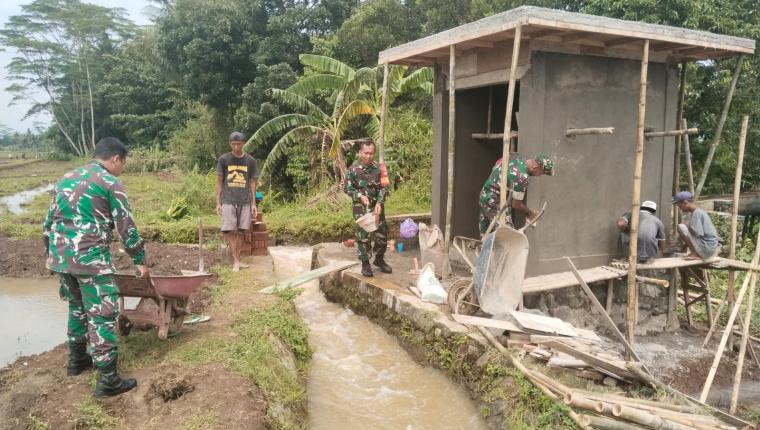 Babinsa Bersama Kelompok Tani Bangun Rumah Pompa Air di Mandiraja