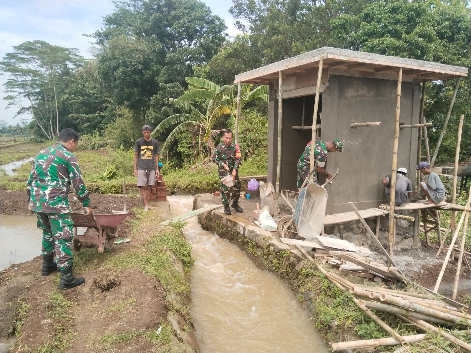 Babinsa Bersama Kelompok Tani Bangun Rumah Pompa Air di Mandiraja