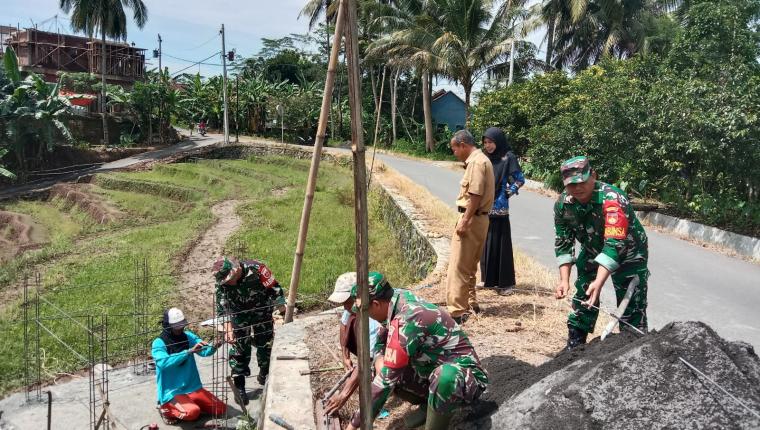 Kolaborasi TNI dan Petani Bangun Rumah Pompa Air untuk Dukung Irigasi Pertanian
