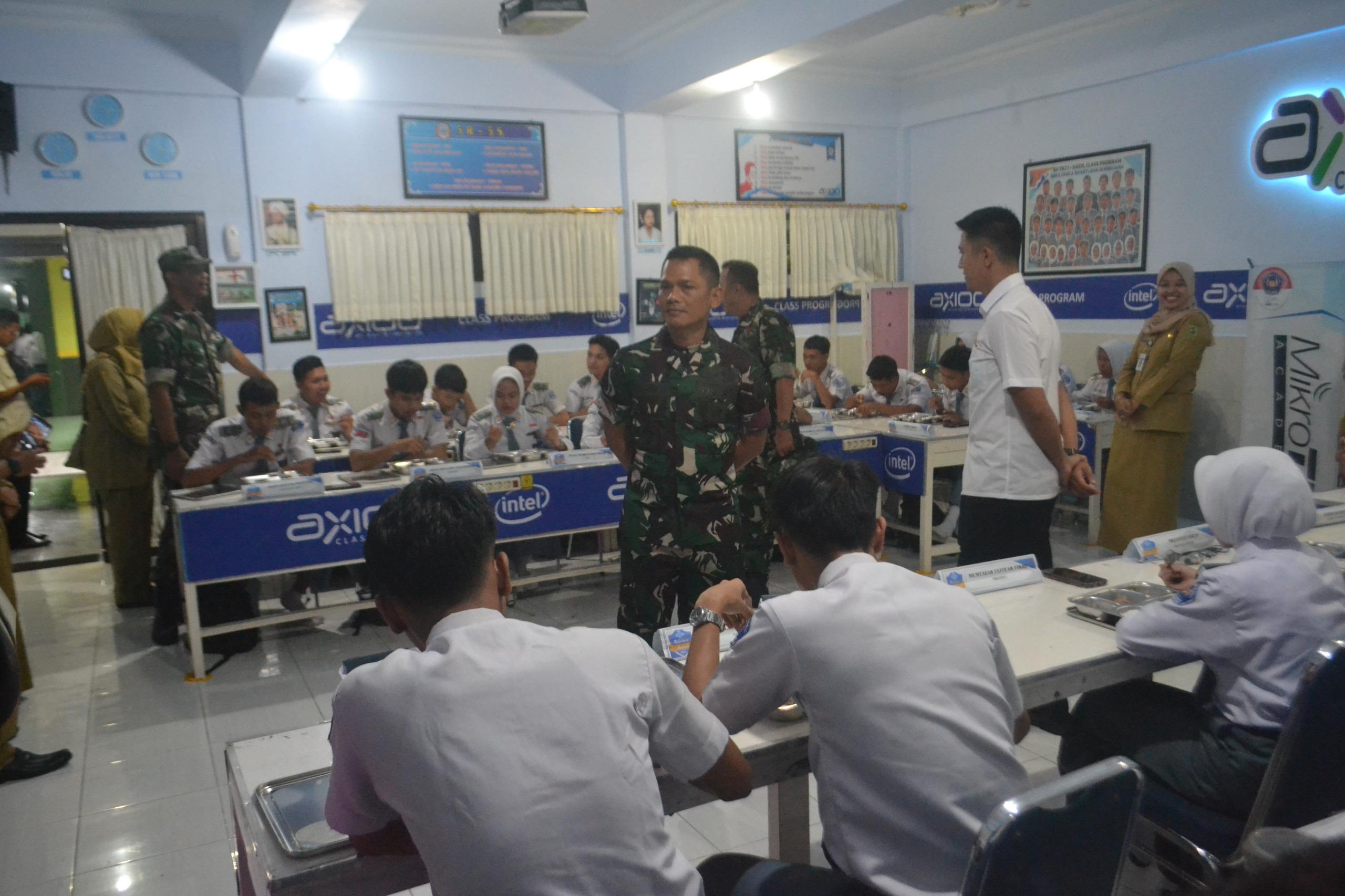 Dandim 0704 Banjarnegara Tinjau Langsung Hari Pertama Program Makan Bergizi Gratis di SMK Pancabakti