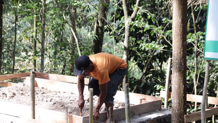 Pak Wondo Telaten Pasang Bekisting Pos Kamling TMMD Mulai Terbentuk