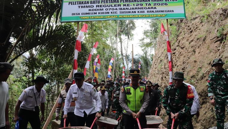 Awali Pengecoran Rabat Beton TMMD Reguler ke-129 Wakil Bupati dan Dandim Wujudkan Harapan Warga Gumelem Kulon