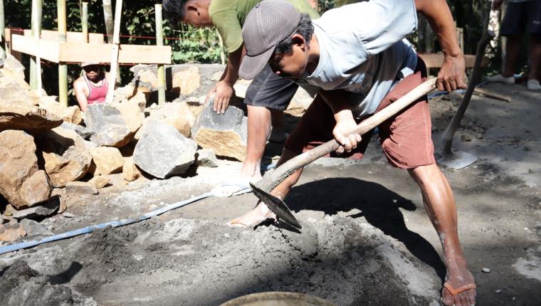 Semangat Gotong Royong yang Menguatkan Pondasi Pos Kamling TMMD