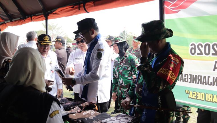 TMMD Bangkitkan Ekonomi Desa Dandim dan Wakil Bupati Tinjau Stan UMKM di Gumelem Kulon