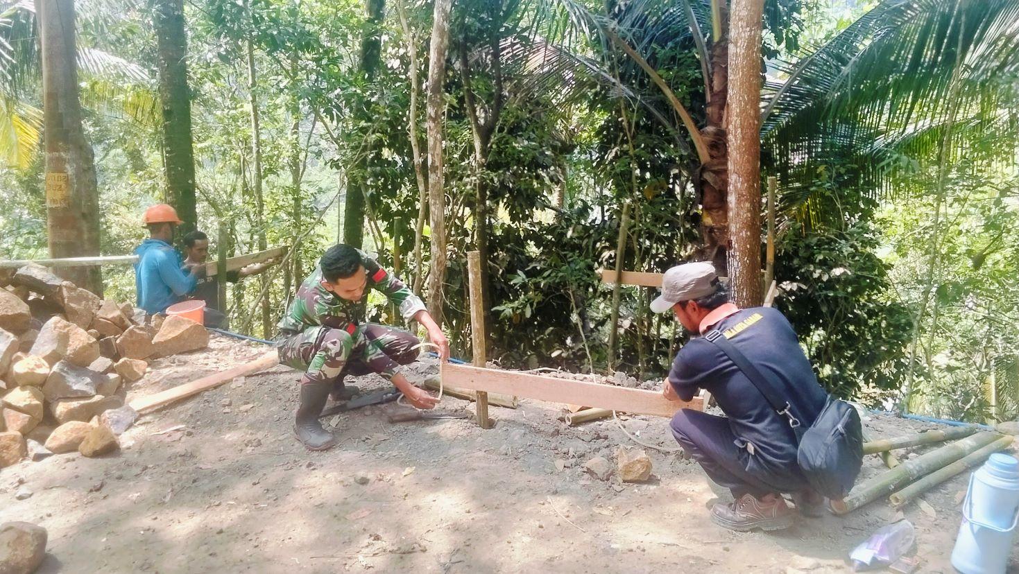 Mengukur Asa dari Pos Kamling Pak Wondo Ikut Wujudkan Semangat TMMD di Gumelem Kulon