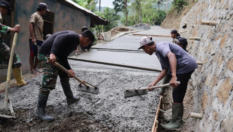 Sentuhan Terakhir Penentu Kualitas Serma Ngatman dan Warga Ratakan Beton Demi Jalan yang Kokoh