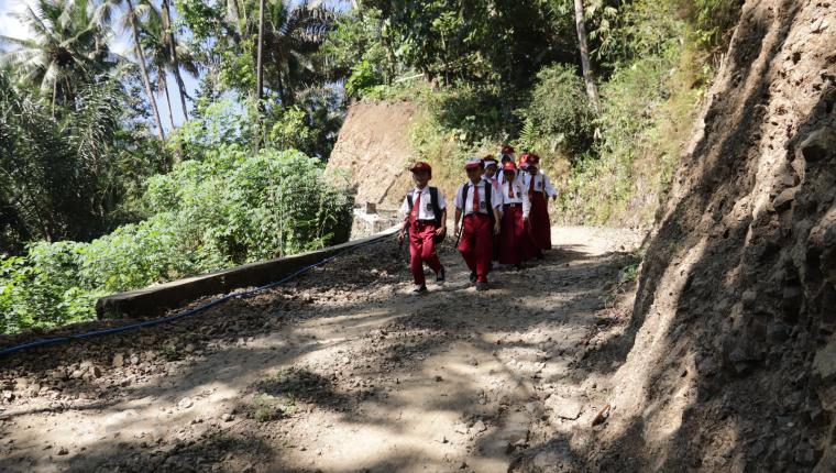 Langkah Kecil Fajar Menyambut Jalan Baru TMMD di Gumelem Kulon