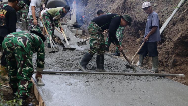 Lettu Inf Masrukin Pastikan Pembangunan Rabat Beton TMMD Capai 14 Persen