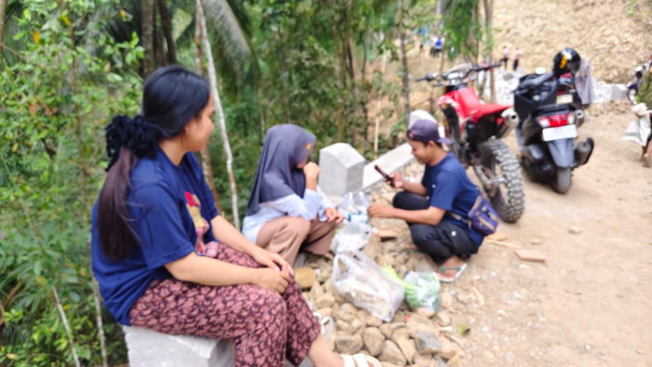 TMMD Bawa Berkah bagi Toni Penjual Sayur Keliling yang Kini Dagangannya Kian Laris