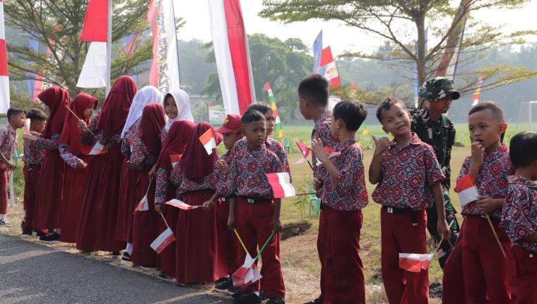 Pembukaan TMMD Reguler ke-129 Disambut Antusias Anak sekolah Serta Warga Gumelem Kulon
