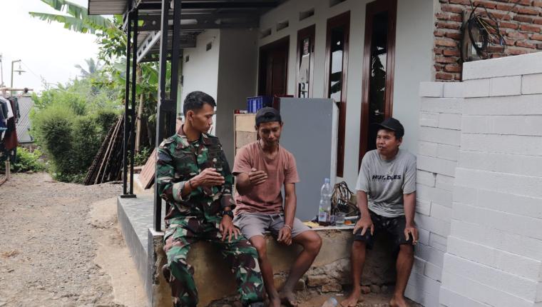 Di Sela Pembangunan RTLH Serda Ristiyanto Pererat Kedekatan dengan Warga Lewat Komsos