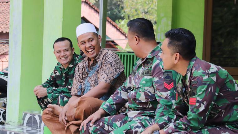 Obrolan Hangat dan Canda Akrab Cara Kopka Supriyono Merawat Kebersamaan di Lokasi TMMD