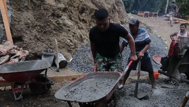Angkong Jadi Andalan Pelda Ratam dan Warga Pacu Pengecoran Jalan TMMD