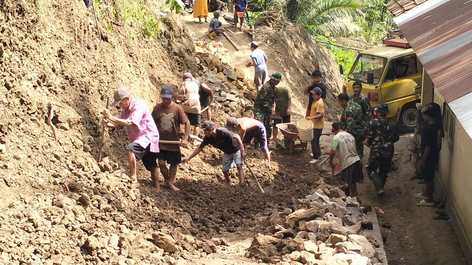 Gotong Royong Bangun Talud Sertu Agus dan Warga Gumelem Kulon Perkuat Lereng Demi Masa Depan Desa
