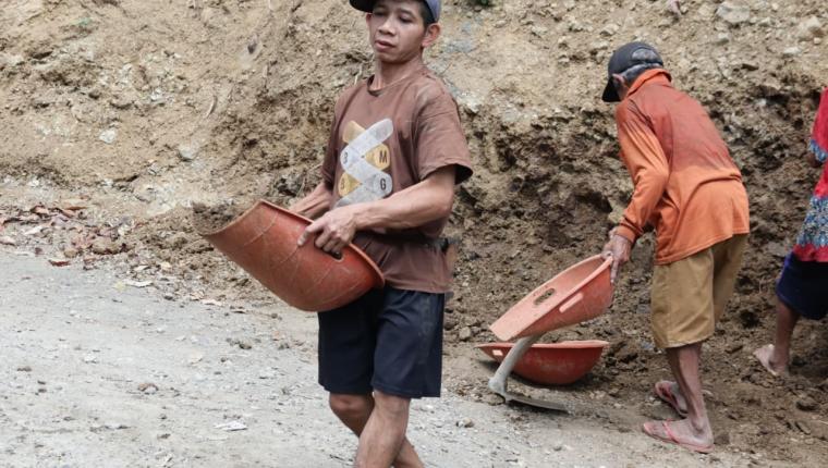 Minto Tak Kenal Lelah Langsir Tanah Demi Talud Kokoh untuk Desa