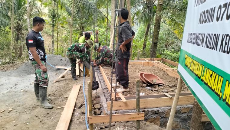 Pratu Firman dan Warga Bangun Pos Kamling