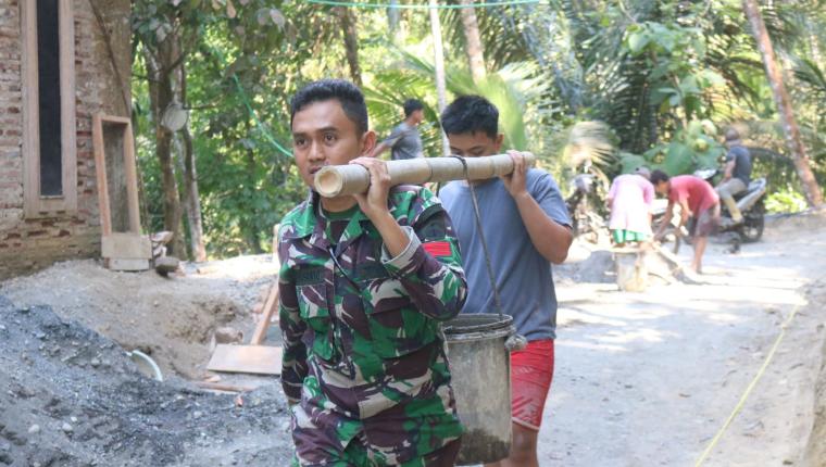 Panggul Adukan Bersama Wujud Nyata Sinergi TNI dan Warga Bangun Desa