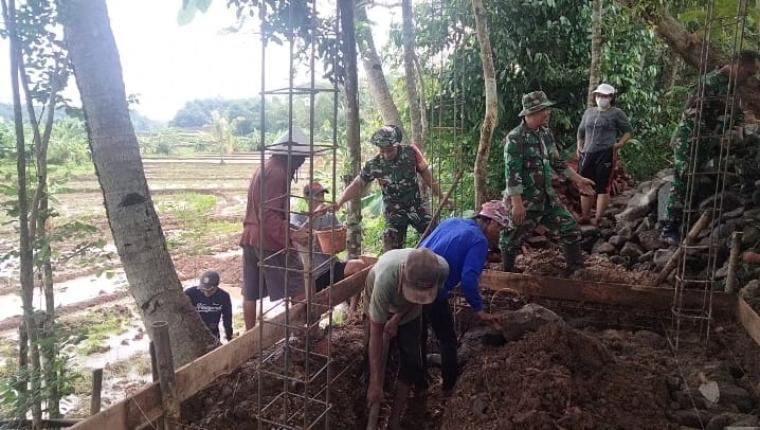 TNI Bantu Bangun Irigasi di Susukan