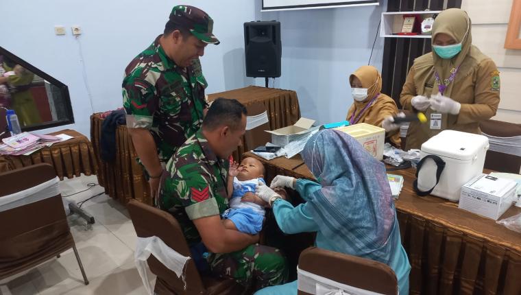 Babinsa Karangkobar Dampingi Imunisasi Balita di Puskesmas