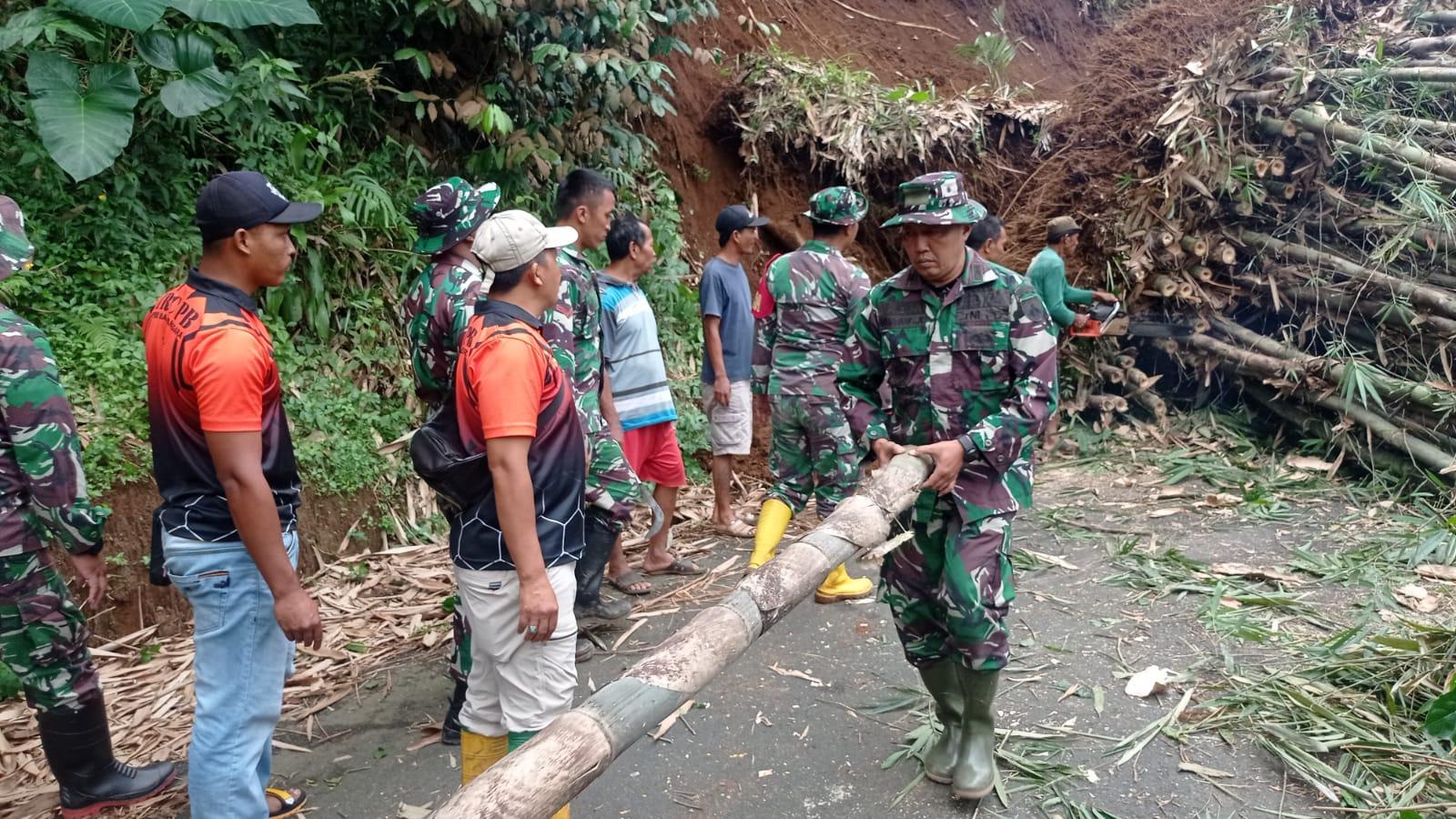 TNI Bersama Warga Gotong Royong Bersihkan Longsor di Kecamatan Madukara