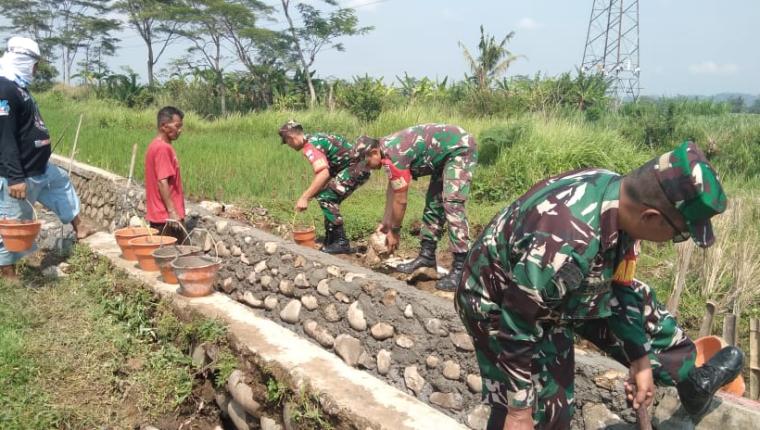 Bersama Poktan Petani dan Babinsa Perbaiki Saluran Irigasi di Banjarnegara