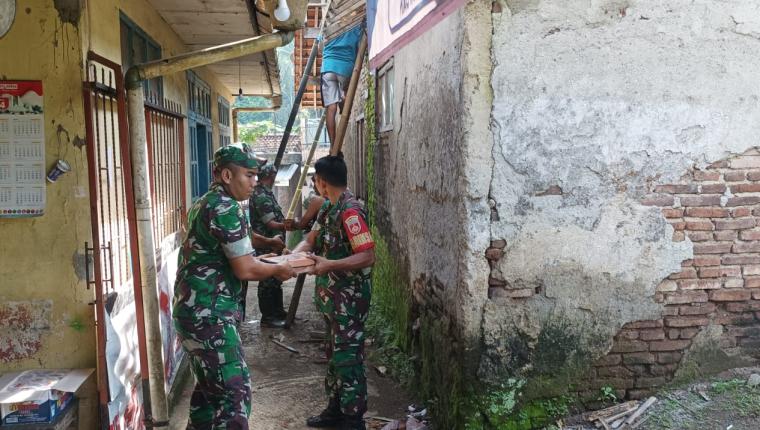 Kolaborasi Luar Biasa Babinsa dan Warga Rehab Rumah Tidak Layak Huni
