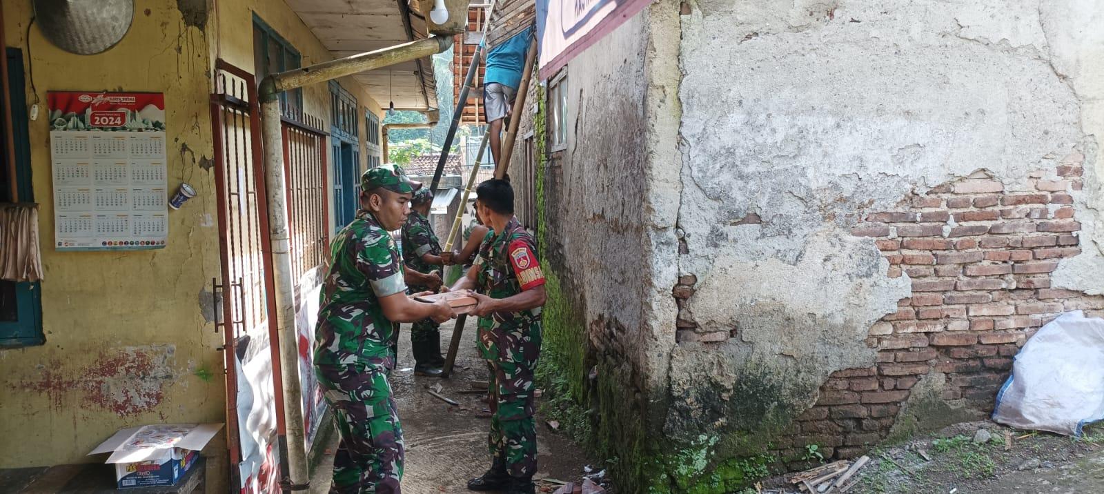 Kolaborasi Luar Biasa Babinsa dan Warga Rehab Rumah Tidak Layak Huni