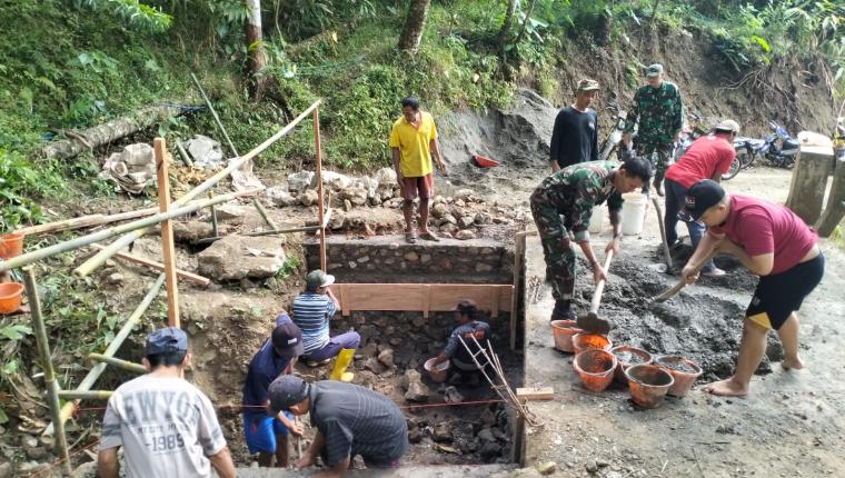 Gotong Royong Bangun Pondasi TMMD Perkokoh Akses dan Kebersamaan di Gumelem Kulon