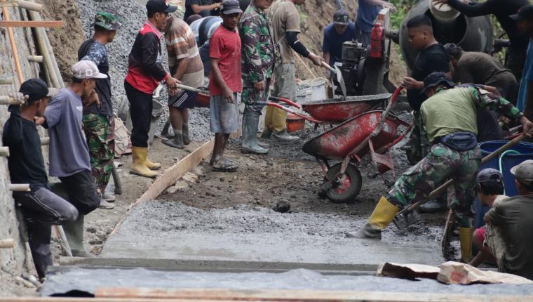 Kebersamaan TNI dan Warga Jadi Kekuatan Utama Percepat Pembangunan Jalan TMMD