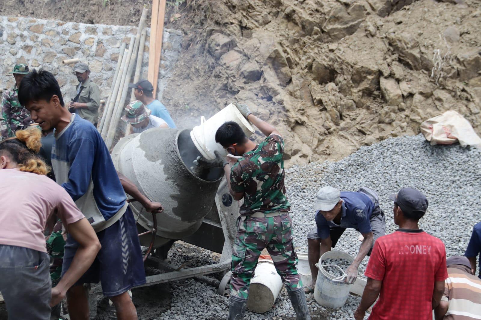 Pratu Farhan Berjibaku dengan Material Demi Percepat Pengecoran Jalan TMMD