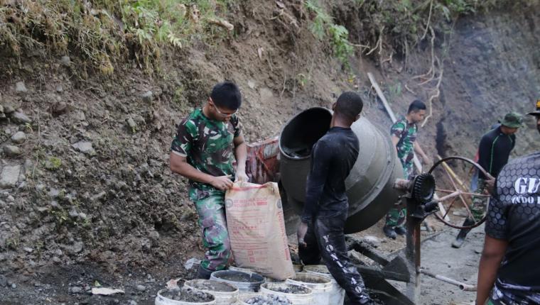 Pratu Farhan Sigap Isi Molen Putaran Mesin Mengiringi Semangat TMMD di Gumelem Kulon