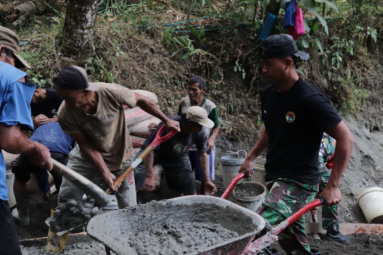Pratu Iwan Sigap Dorong Angkong Semangat Tanpa Henti Demi Rampungnya Jalan TMMD
