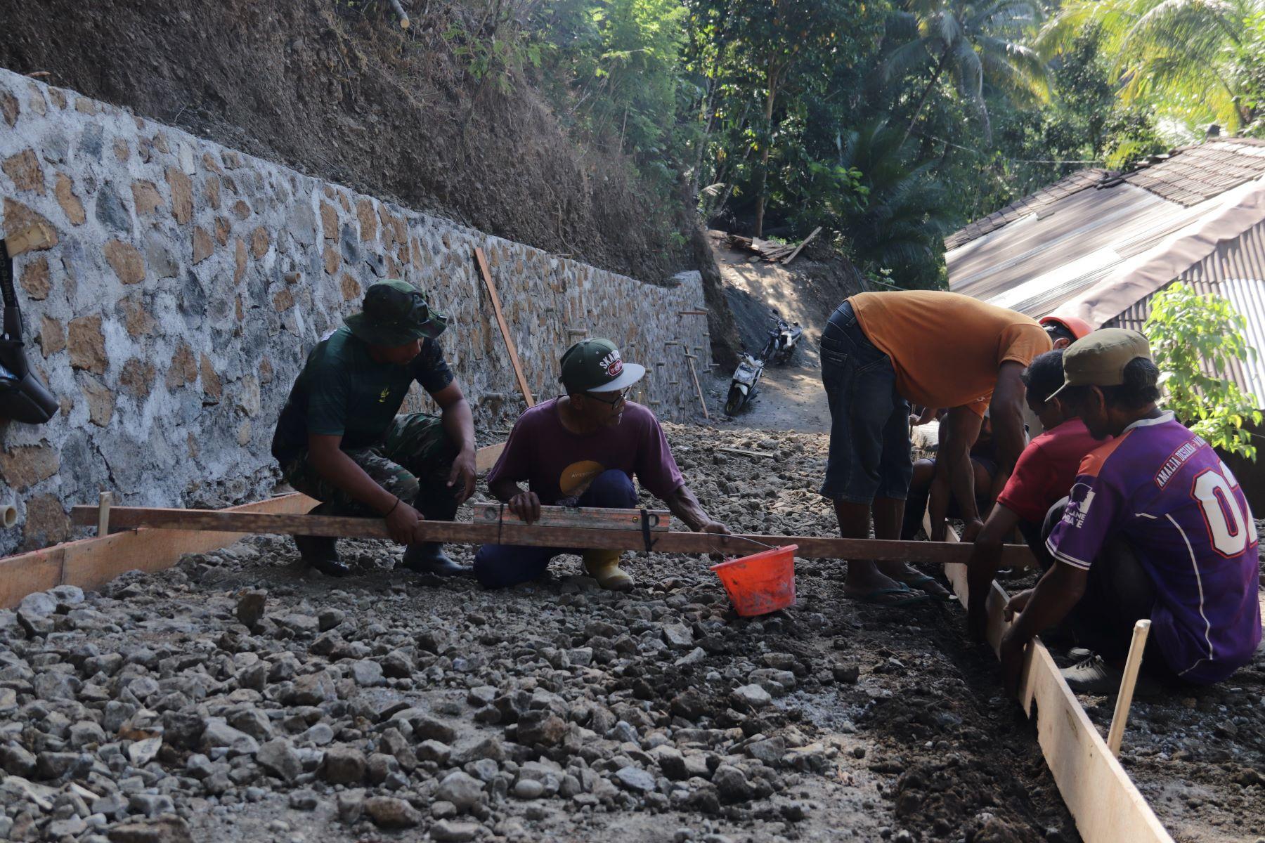 Menentukan Kualitas Serka Munasibun dan Rusmaji Pastikan Rabat Beton TMMD Sesuai Standar