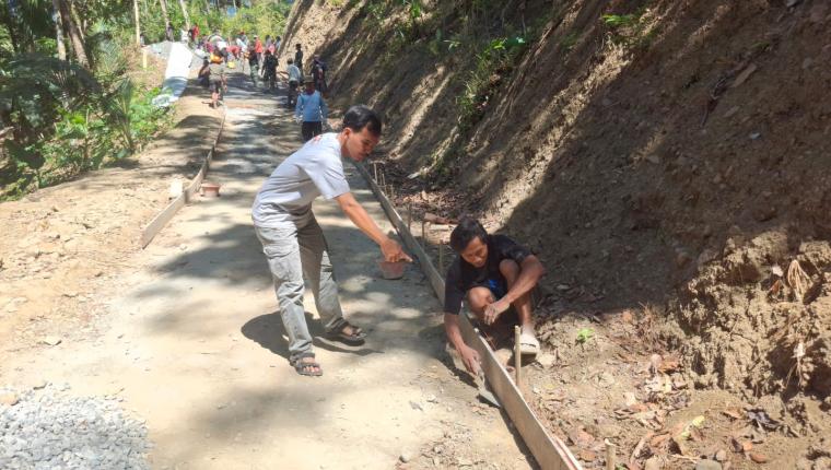 Sekdes Katim Kawal Pengecoran Jalan, Pastikan Pekerjaan TMMD Berjalan Maksimal