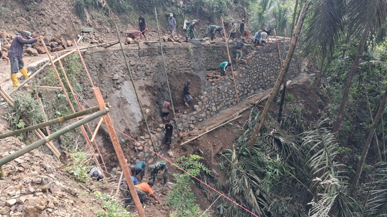 Talud Kokoh Harapan Tumbuh Bersama TMMD Rag 129 di Gumelem Kulon
