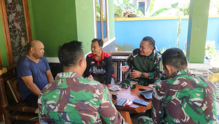 Canda di Tengah Keringat Keakraban Satgas TMMD dan Katim Warnai Pembangunan Jalan Desa