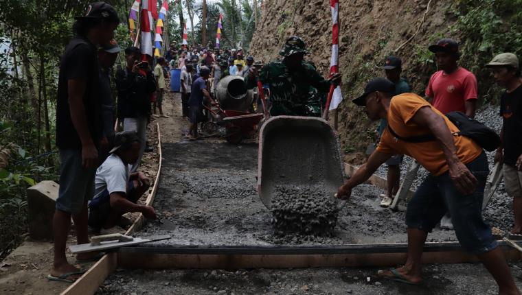 Dorongan Angkong Pratu Figo Semangat Prajurit Membangun Jalan Harapan di Gumelem Kulon