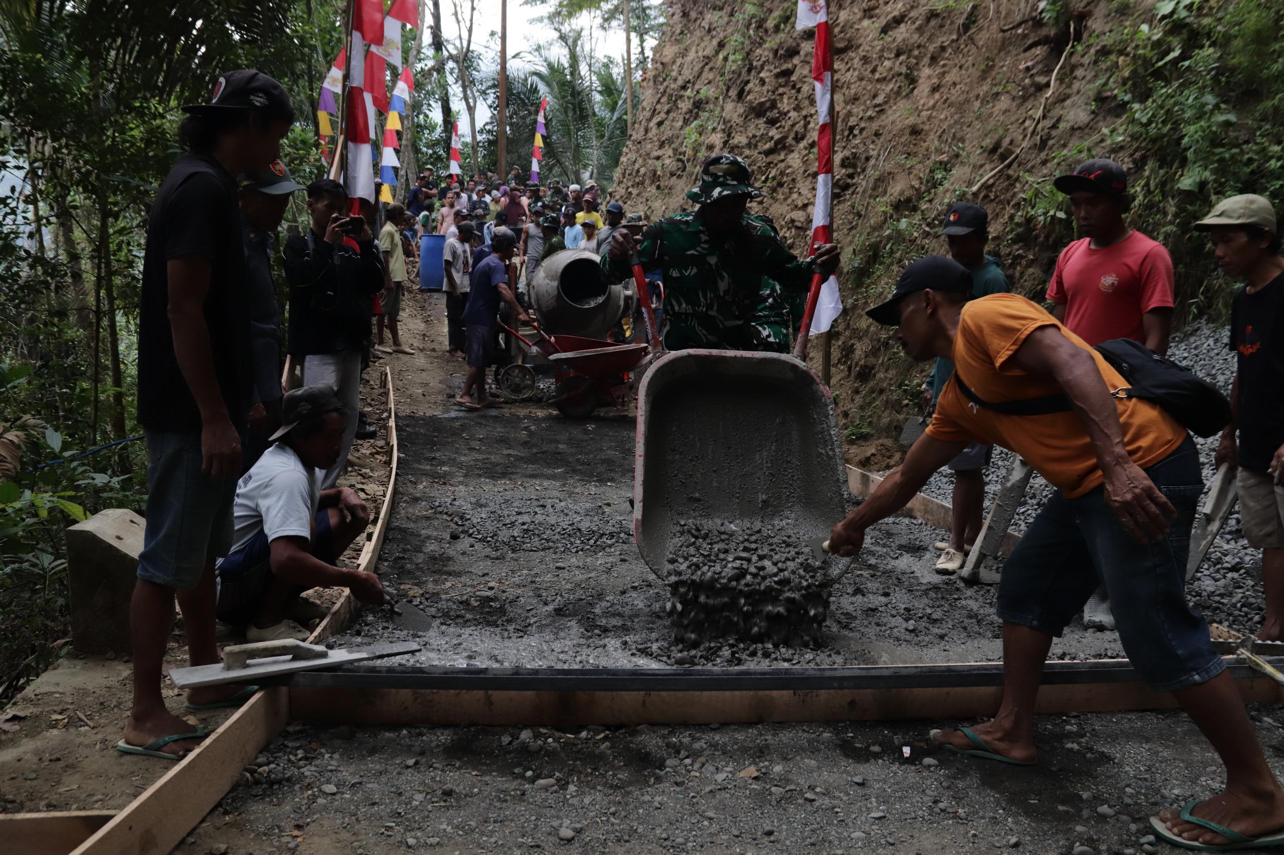 Dorongan Angkong Pratu Figo Semangat Prajurit Membangun Jalan Harapan di Gumelem Kulon