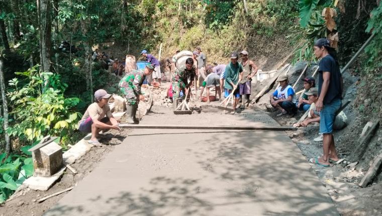 Di Balik Progres 24 Persen Sertu Agus dan Warga Menyatukan Keringat untuk Jalan Harapan