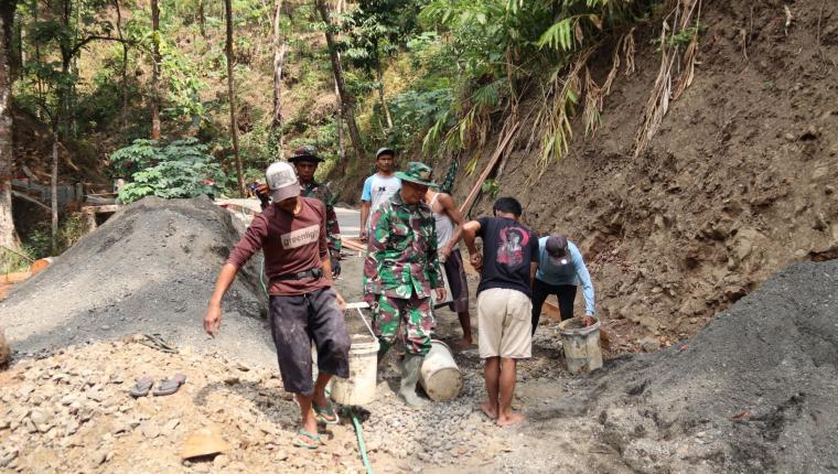 Pelda Ratam dan Warga Kompak Angkut Ember Gotong Royong Percepat Pengecoran TMMD