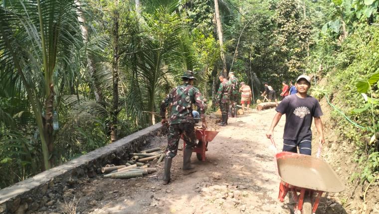 Dorongan Angkong Semangat Pengabdian Satgas TMMD untuk Gumelem Kulon